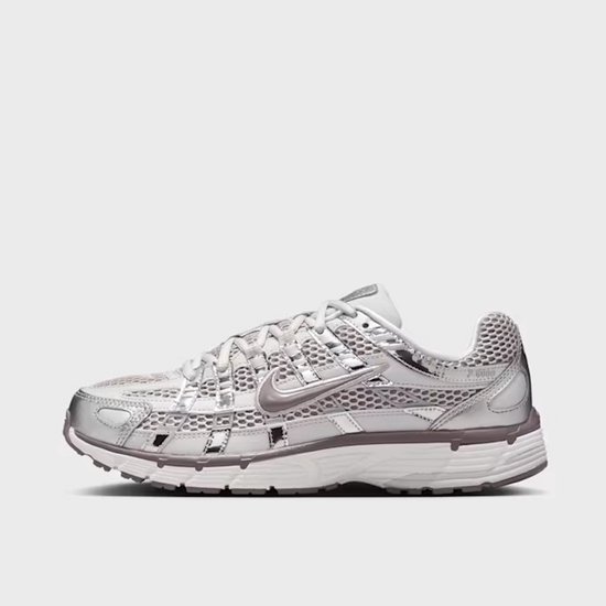 Zilverkleurige Nike P-6000 sneaker met witte en grijze accenten, met mesh en metallic overlays.
