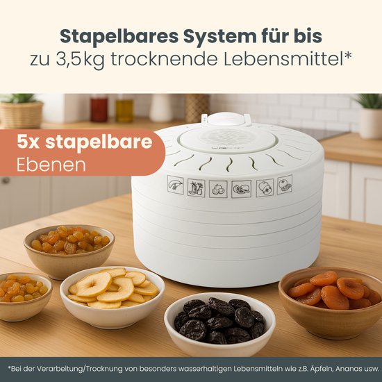 Witte Clatronic voedseldroger met vijf stapelbare niveaus, omringd door kommetjes met rozijnen, appelringen, pruimen en abrikozen.