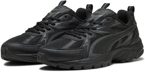 Zwarte Puma sneakers met mesh en grijze details.