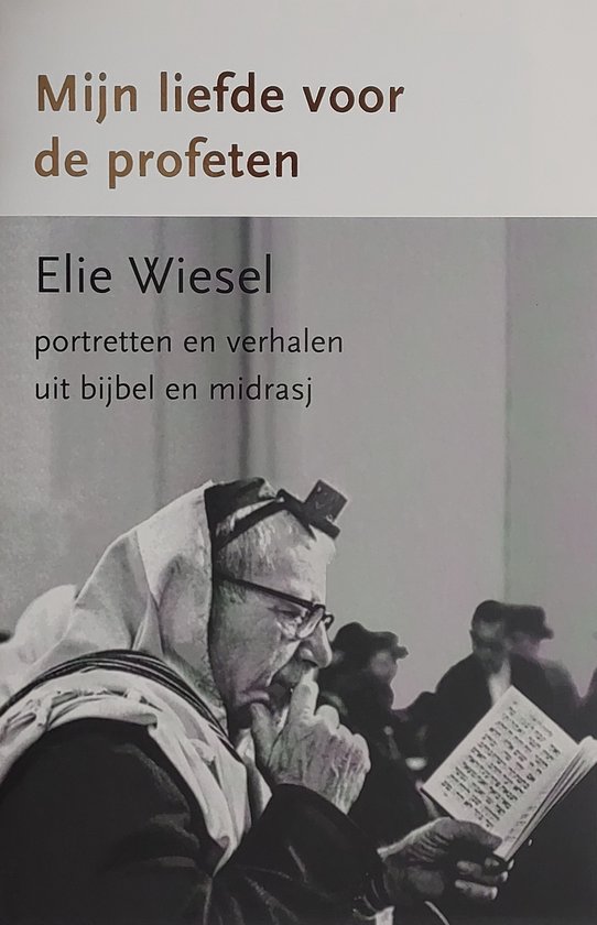 Boekomslag 'Mijn liefde voor de profeten' van Elie Wiesel. Portret van Elie Wiesel die een boek leest, met gebedssjaal.