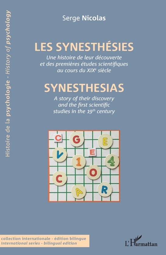 Boekcover met de titel 'Les synesthésies' en 'Synesthesias'. Achtergrond met een raster met letters en cijfers.