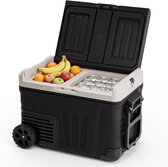 Zwarte koelbox met beige deksel, deels geopend. Gevuld met fruit (bananen, appels, sinaasappels) en blikjes.