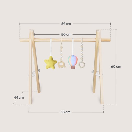 Houten babygym met afmetingen: breedte 69 cm, diepte 58 cm, hoogte 60 cm. Stang 50 cm. Speelgoed hoogte 44 cm. A-frame constructie.