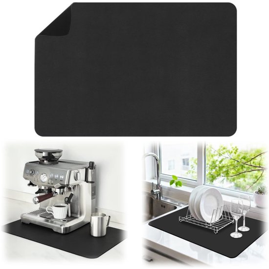 Zwarte mat. Een koffiemat naast een espressomachine en een afdruiprek met vaatwerk.