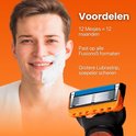 Man met een half geschoren gezicht, scheerschuim aan één kant. Een Ecotivity scheermesje met oranje houder is zichtbaar.