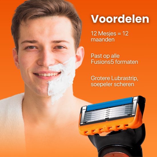 Man met een half geschoren gezicht, scheerschuim aan één kant. Een Ecotivity scheermesje met oranje houder is zichtbaar.