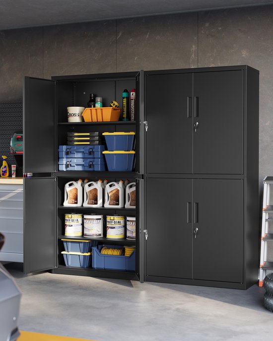 Zwarte metalen archiefkast met 4 deuren geopend, gevuld met garage-artikelen zoals jerrycans en verf, in een garageomgeving met gereedschapswand en ladder.