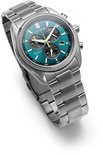 Zilverkleurig Citizen Eco-Drive Titanium horloge met groene wijzerplaat, liggend.