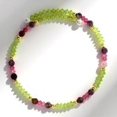 Armband met groene peridoot, roze en paarse toermalijn, parels en gouden kralen.