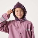 Meisje met lang bruin haar trekt de paarse capuchon op haar roze regenjas. Logo SWEDEMOUNT op de borst.