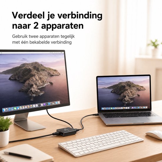 Zwarte Ethernet splitter aangesloten op een monitor en laptop op een bureau. Tekst zegt: Verdeel je verbinding naar 2 apparaten.