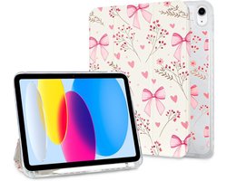 Fycyko Boog Hoesje voor iPad (A16) 11e Generatie 11 Inch 2025/iPad 10e Generatie 10,9 Inch 2022 Esthetiek Leuke Roze Strik Bloempatroon met Potlood Houder Shockproof Beschermhoes Blossom