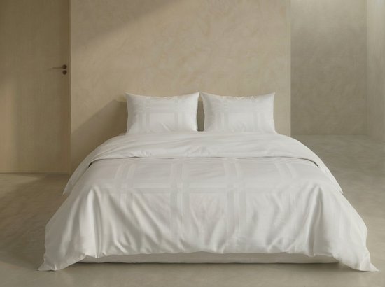 Housse de couette blanche en satin de coton avec un motif jacquard carré subtil. Deux taies d'oreiller.