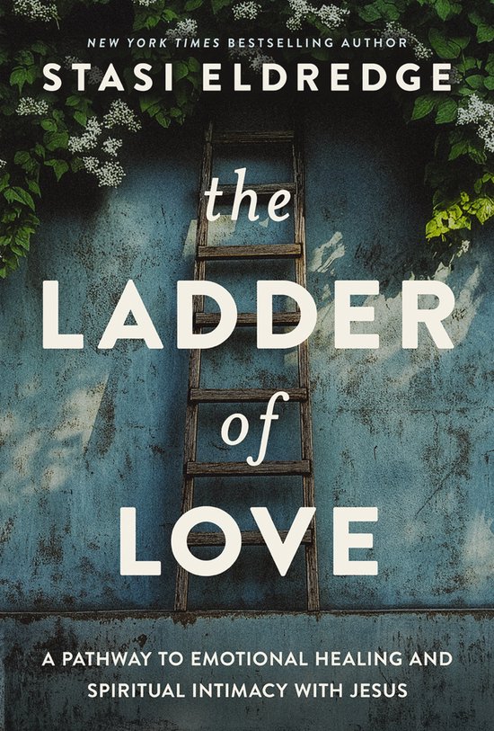 Boekcover met de titel 'The Ladder of Love' door Stasi Eldredge. Een oude ladder staat tegen een blauwe muur met groen gebladerte.