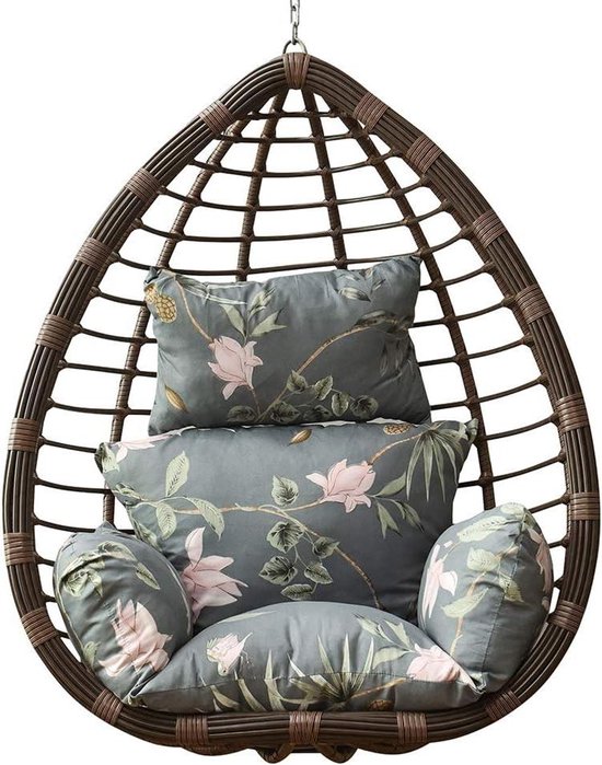 Bruine rotan hangstoel met grijze kussens, versierd met een print van roze bloemen en groene bladeren.