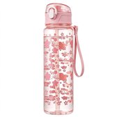 Transparante roze waterfles met bloemenpatroon, rietje en draaglus, op witte achtergrond.