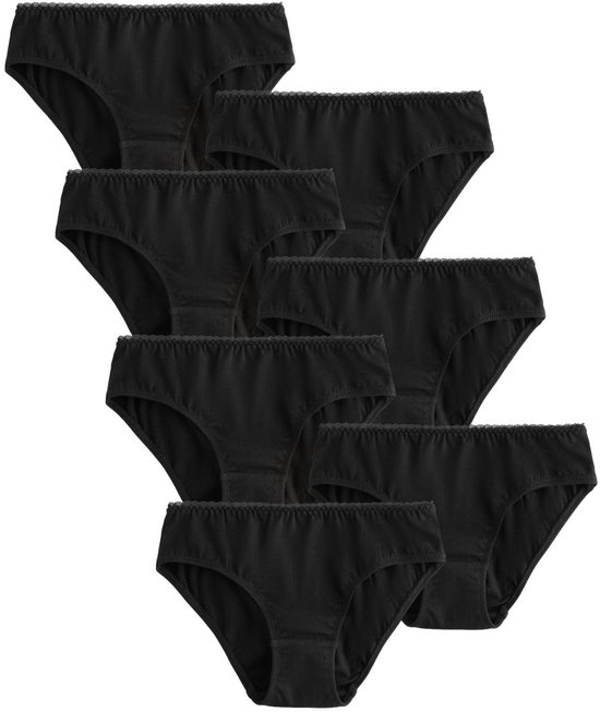 Zeven zwarte bikinibroekjes met kanten boordje op een witte achtergrond.