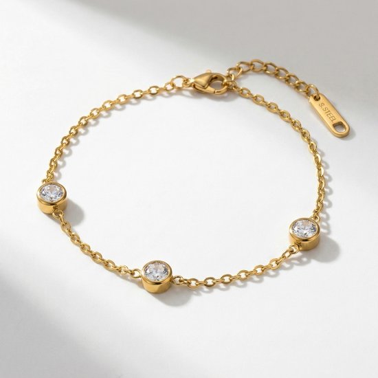 Gouden schakelarmband met drie zirkonia steentjes