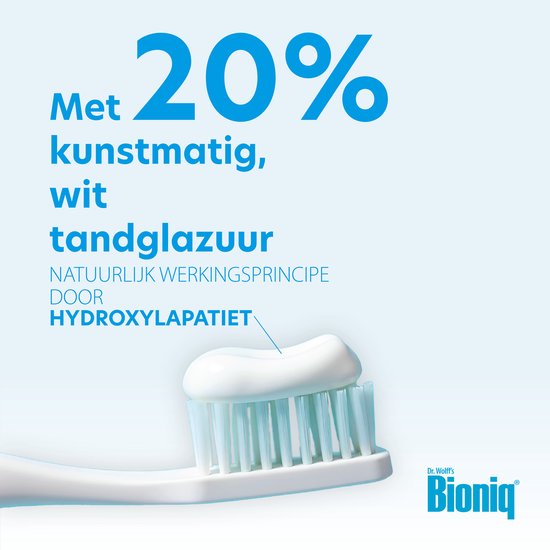 Witte tandpasta van Bioniq op een blauwe tandenborstel. Tekst: "Met 20% kunstmatig, wit tandglazuur".