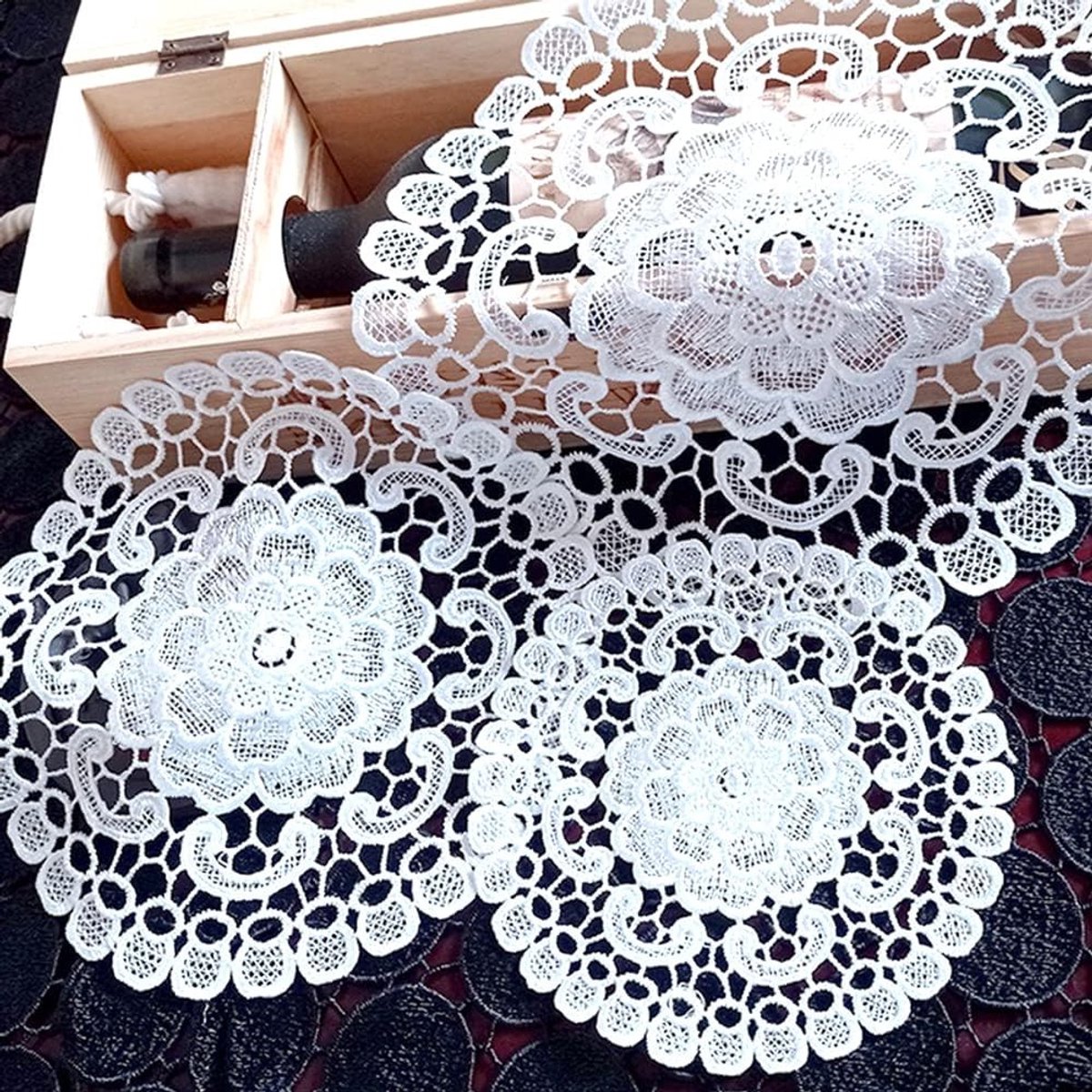 Set van 4 Stukjes Kanten Tafelkleedjes en Coasters in Bloemvorm voor Eetkamer en Bruiloft Decoratie - 25 cm Diameter, Perfect voor Feestjes en Speciale Gelegenheden