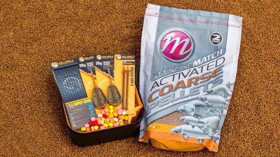 Guru Feeder Starter Kit met voerkorven, aas, elastiek en "Mainline Match Activated Coarse Pellets" zak.