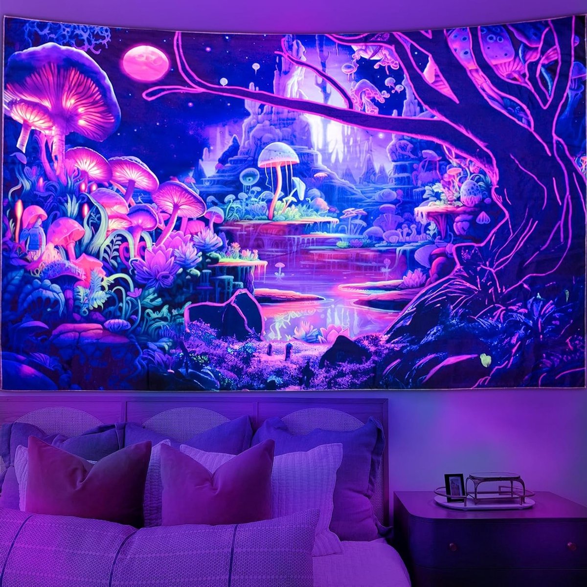 Zwarte Tapestry met UV-reactieve Paddenstoelen en Fluorescerende Planten voor Sfeervolle Wanddecoratie in Slaapkamer en Woonkamer