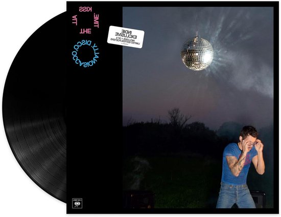 Zwarte vinylplaat met 'Disco Occasionally' en 'Kiss All The Time' in roze en blauwe letters. Een man in blauw shirt en spijkerbroek staat op een donkere achtergrond onder een discobal.