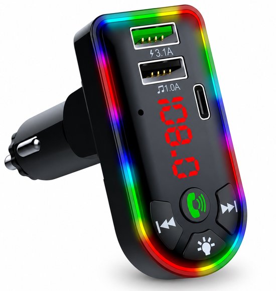 Zwarte Bluetooth FM-zender met gekleurde LED-rand, rood display met 108.0, twee USB-poorten en één USB-C-poort.