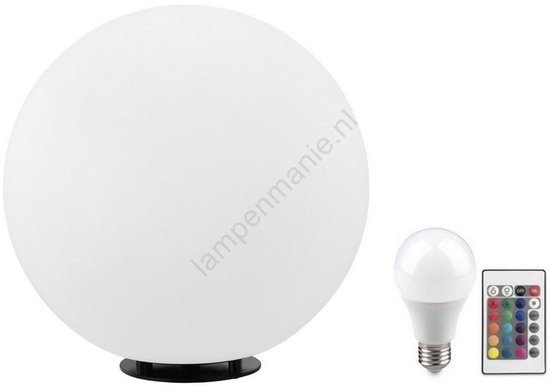 Witte bolvormige buitenlamp met een zwarte voet, een LED-lamp en een afstandsbediening.
