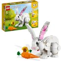 Un lapin LEGO blanc avec de longues oreilles et une carotte.