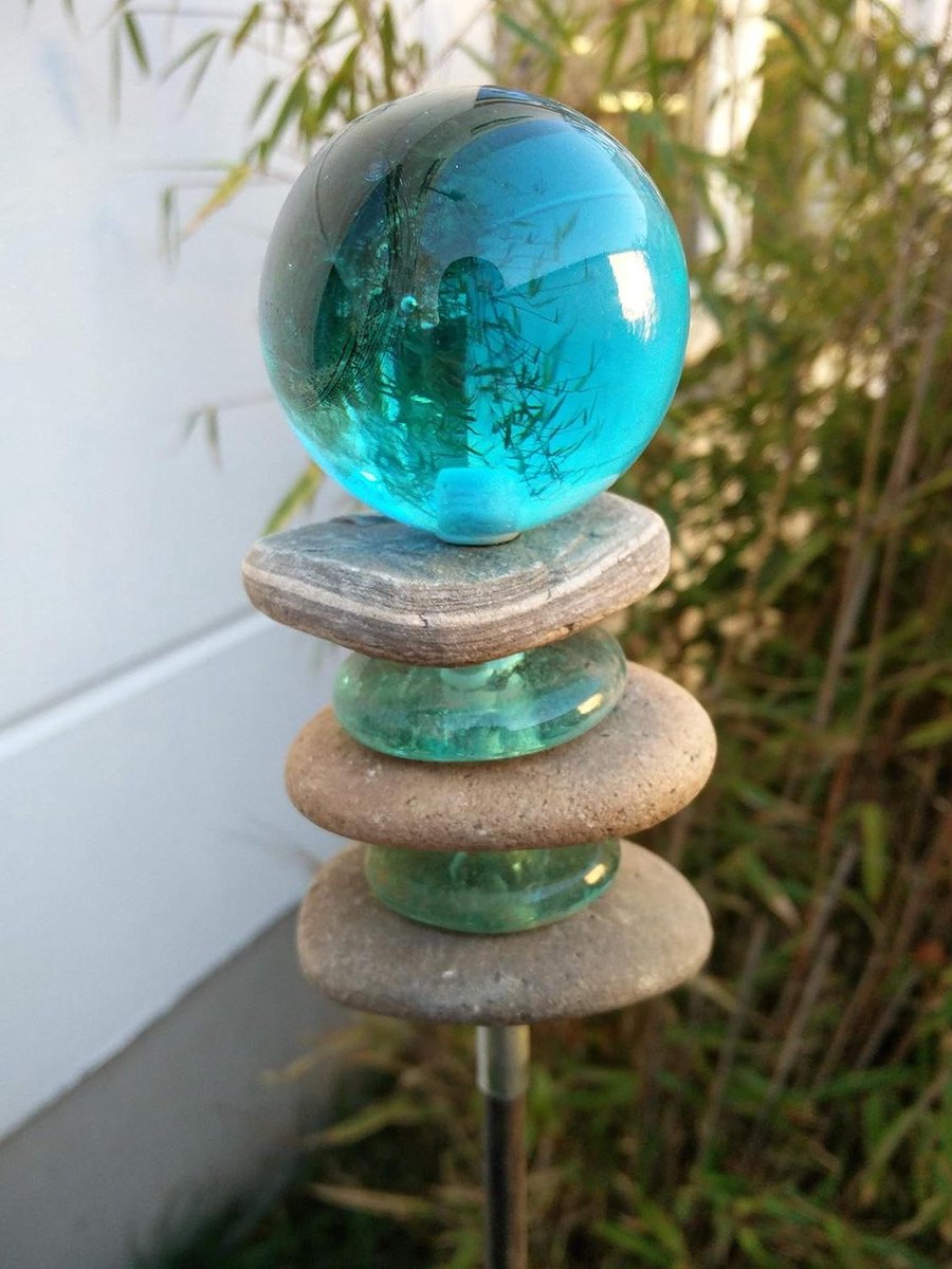 Tuinsteker met bol - Bloembed decoratie - Tuin verfraaien - Steen en glas - 6 x 115 cm - Meerkleurig
