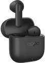 Zwarte OPPO Enco Buds3 oordopjes, één in de open oplaadcase.