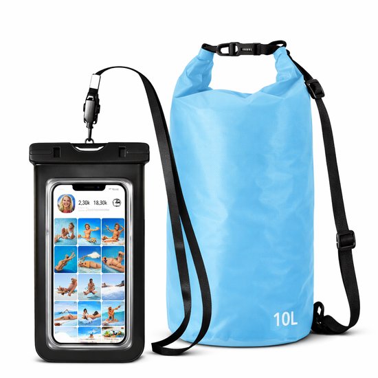 Lichtblauwe 10L drybag met zwarte schouderbanden, naast een waterdichte telefoonhoes met zwart koord.