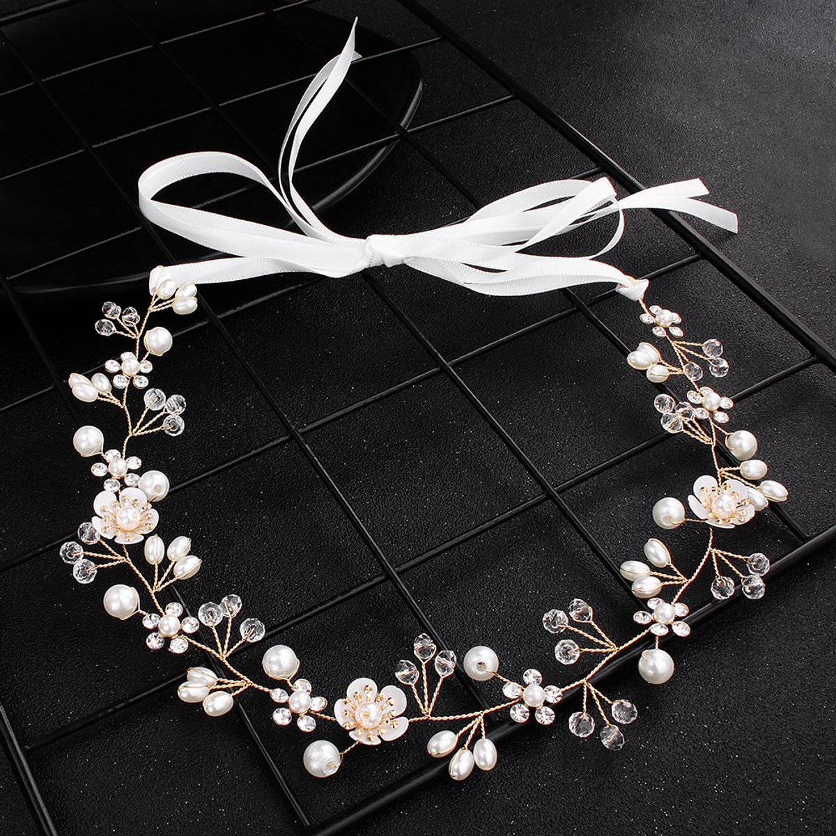 haarband - gouden haarsieraad-bloemenkroon- haaraccessoires met bloemetjes en ivoorkleurige parels-handgemaakt-bruiloft-gala-bruidsmeid-bruidsmeisje-communie -lentefeest-fotoshoot-verjaardag