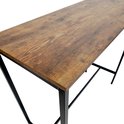 Close-up van de rand van een bartafel met een roestbruin houten blad en een zwart metalen frame.