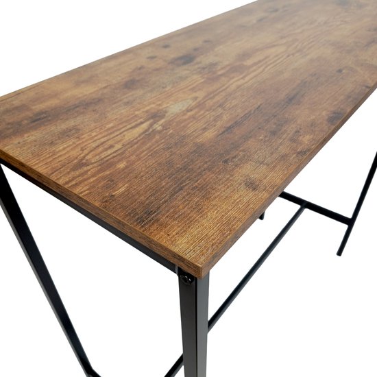 Close-up van de rand van een bartafel met een roestbruin houten blad en een zwart metalen frame.