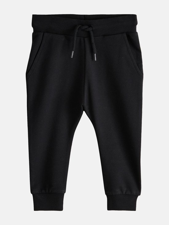 Zwarte joggingbroek met elastische tailleband, trekkoord en geribbelde boorden bij de enkels.