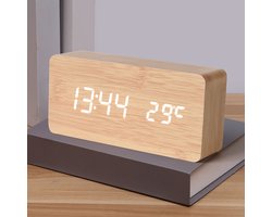 Digitale houten wekker met duidelijke led-cijfers en temperatuurweergave.