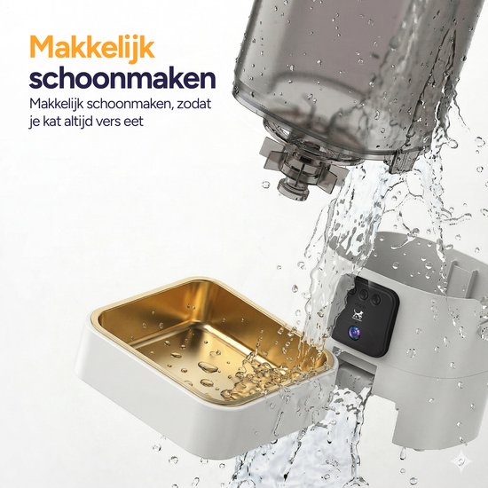 De voerautomaat wordt schoongemaakt met water. De gouden voerbak wordt apart gehouden.