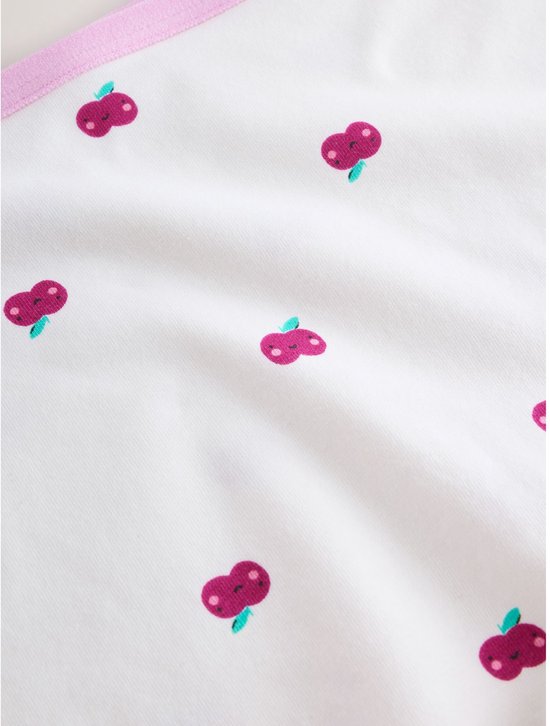 Detailopname van witte boxershorts met een patroon van roze kersen en een roze boord.
