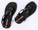 Zwarte Ipanema teenslippers met goudkleurige gespen en bandjes.