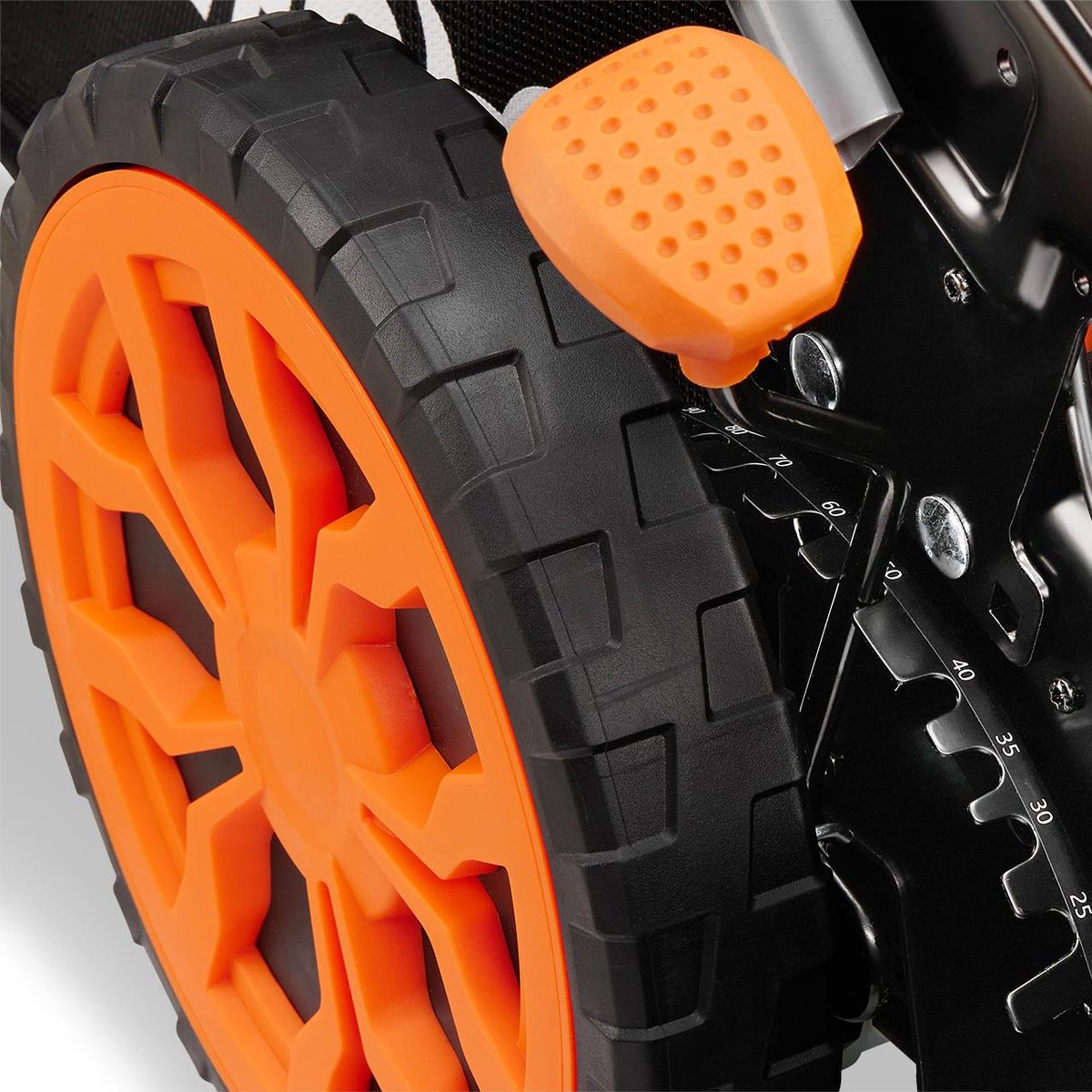 FUXTEC 40V accu grasmaaier FX-E2RM46PROSET | accu grasmaaier met aandrijving | 46 cm | 2x 5Ah accu & snellader | mulchfunctie | 50L grasopvangbak – foto 7