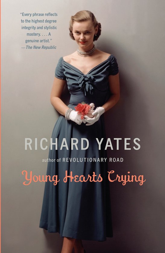 Vrouw in donkerblauwe jurk met strik en handschoenen, met bloem. Titel: Young Hearts Crying, Richard Yates.
