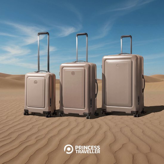 Drie beige Princess Traveller Elements koffers in een woestijnlandschap.