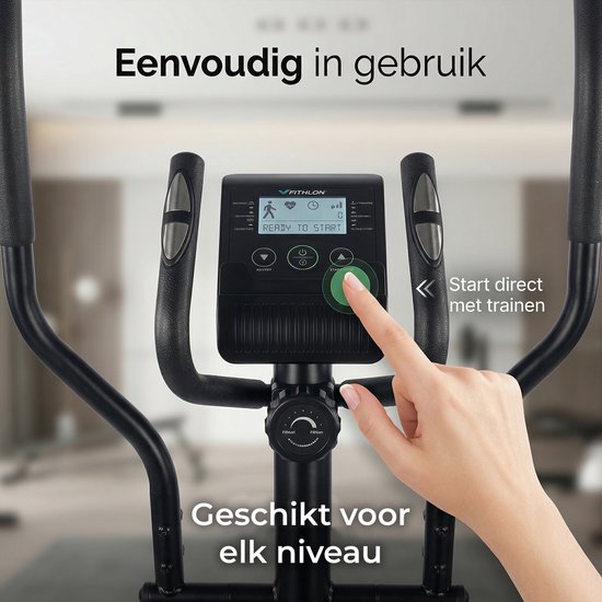 Een hand drukt op de startknop van het display van een zwarte crosstrainer. De tekst 'READY TO START' is zichtbaar.