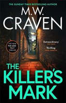 Boek "The Killer's Mark" van M.W. Craven. Een donkere steeg met een lantarenpaal en tegelwerk. "The New Poe and Tilly Thriller".