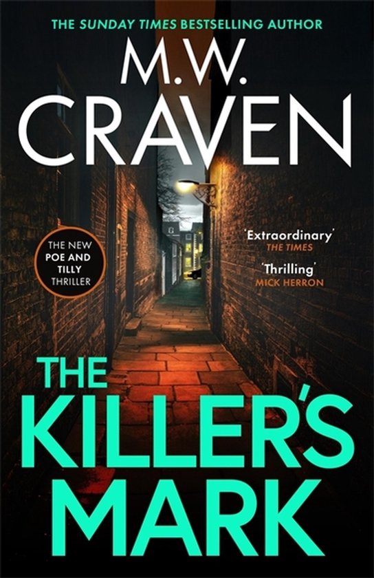 Boek "The Killer's Mark" van M.W. Craven. Een donkere steeg met een lantarenpaal en tegelwerk. "The New Poe and Tilly Thriller".