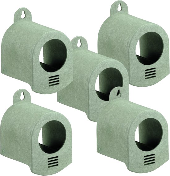 Vijf groene vogelvoerhuisjes van gerecycled materiaal, die opgehangen kunnen worden.