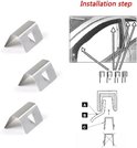Drie zilverkleurige clips, vergezeld van installatie-instructies met pijlen en diagrammen.