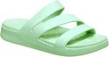 Lichtgroene Crocs slippers met drie banden over de wreef en een dikke zool.